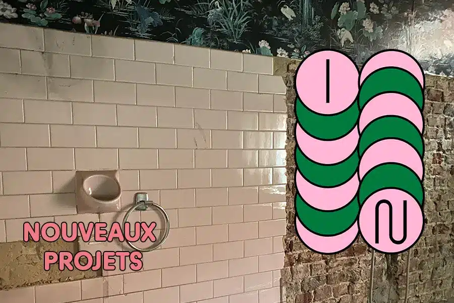 Mur de carrelage blanc et papier peint végétal avec logo IvyNest — nouveaux projets de coliving à Lille, blog IvyNest