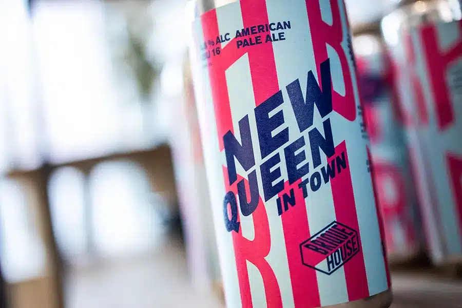 Gros plan sur une canette de bière artisanale New Queen in Town — Maison Gambetta, coliving IvyNest à Lille Wazemmes