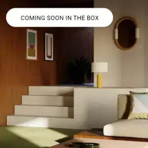 Salon aux gradins beige et lampe jaune, mention Coming soon — futur coliving IvyNest à Bordeaux Chartrons