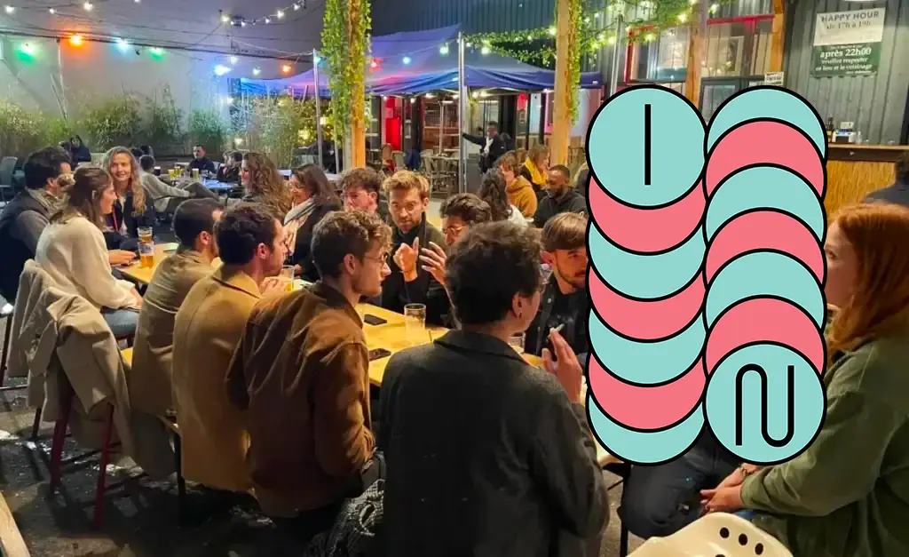 Tablée de colocataires attablés en terrasse le soir avec guirlandes lumineuses — vie en communauté, blog coliving IvyNest