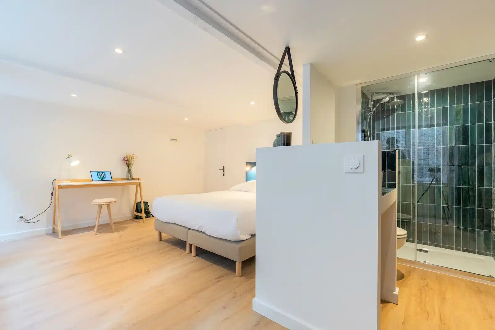 Chambre avec lit double, bureau et douche vitrée à carrelage vert — Maison 3 Mollettes, coliving IvyNest dans le Vieux-Lille