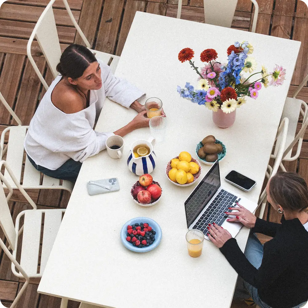 Colocataires partageant un repas sur la terrasse d'un coliving IvyNest