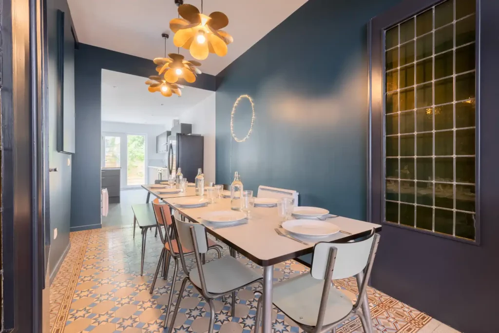 Salle à manger bleu foncé, suspensions fleurs et carreaux de ciment — Maison Caumartin, coliving IvyNest à Lille Centre