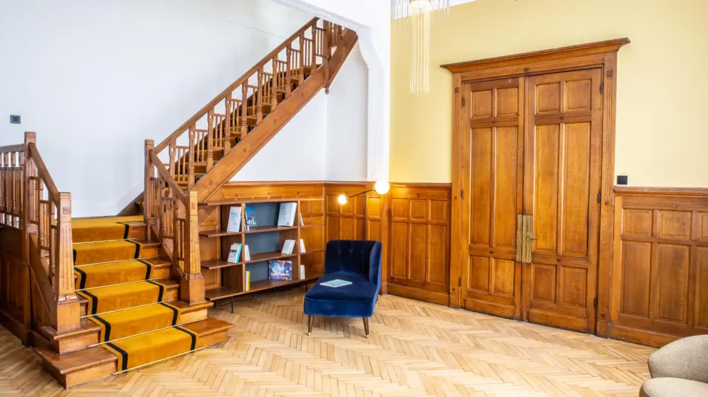 Hall et escalier — Maison Saint-Maur, coliving IvyNest à La Madeleine