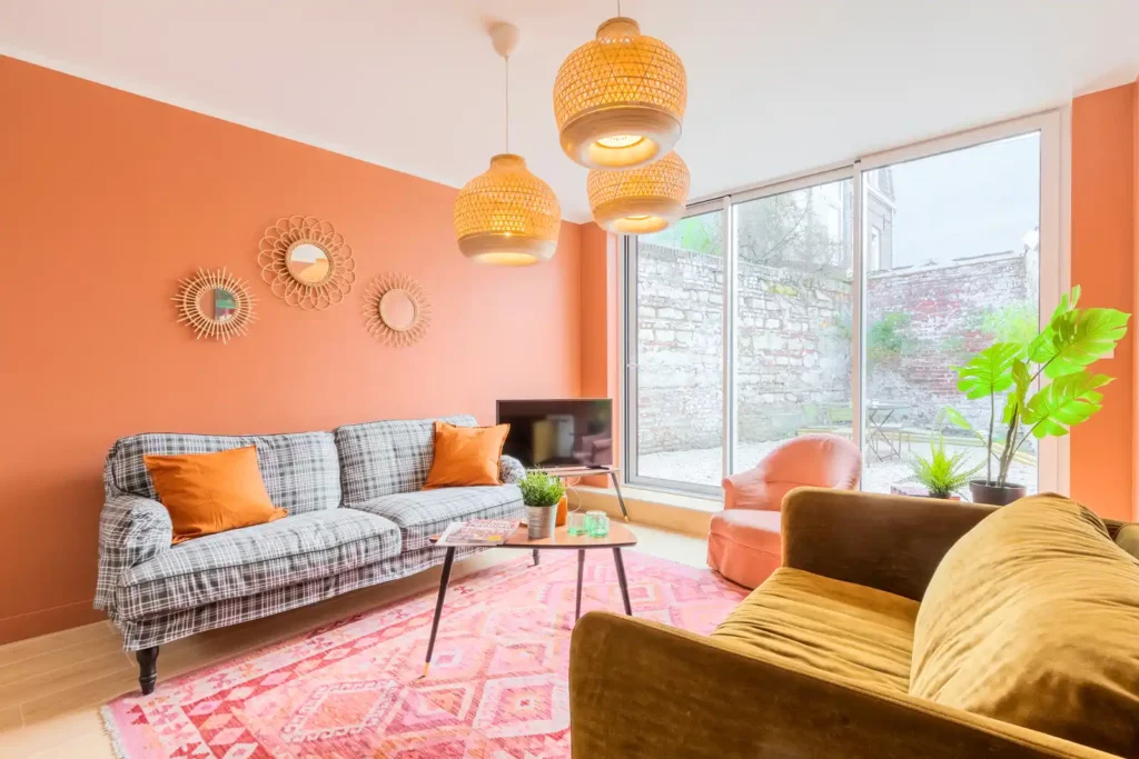 Salon lumineux avec baie vitrée, canapé et lustres en rotin — Maison Saint-Maurice, coliving IvyNest à Lille Saint-Maurice