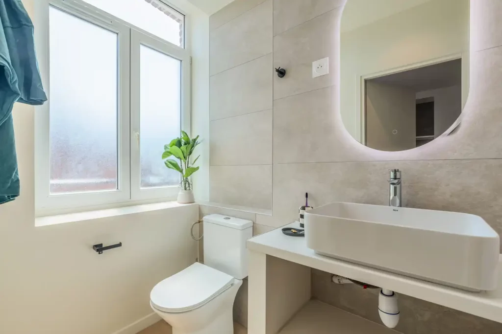 Salle de bain avec vasque blanche et miroir rétroéclairé — Maison Valmy, coliving IvyNest à Lille République