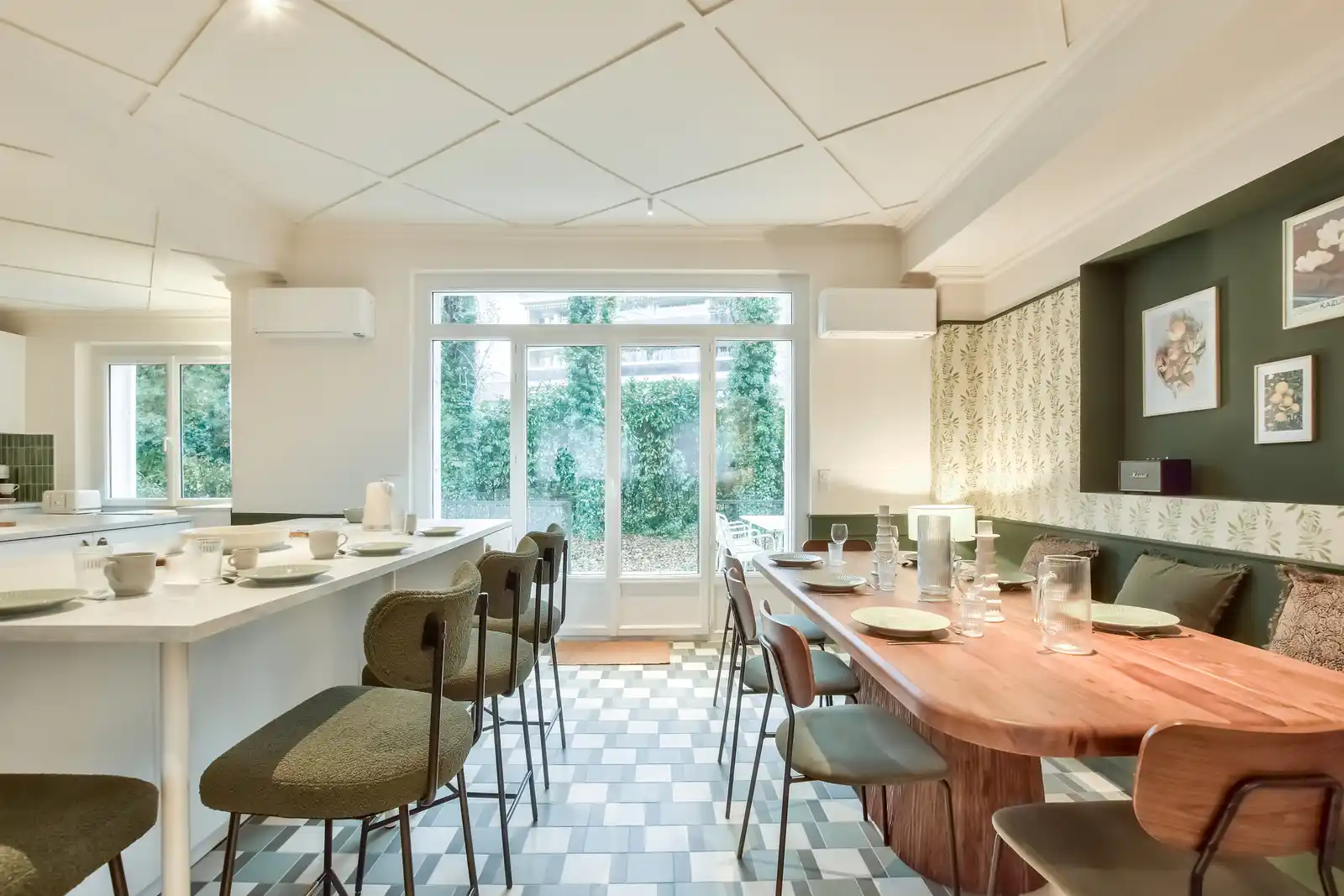 Cuisine ouverte et grande table en bois sur carreaux bicolores — Maison Fontenay-aux-Roses, coliving IvyNest (Île-de-France)