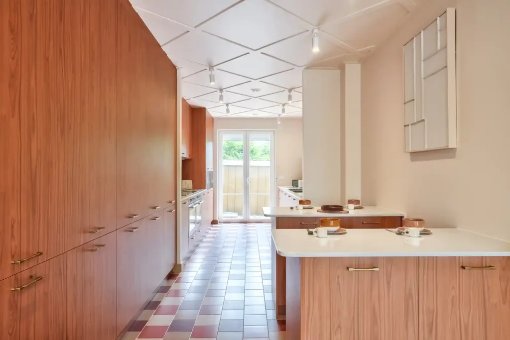 Couloir de cuisine ouverte avec îlot et grand meuble en bois — Maison Issy-les-Moulineaux, coliving IvyNest (Île-de-France)