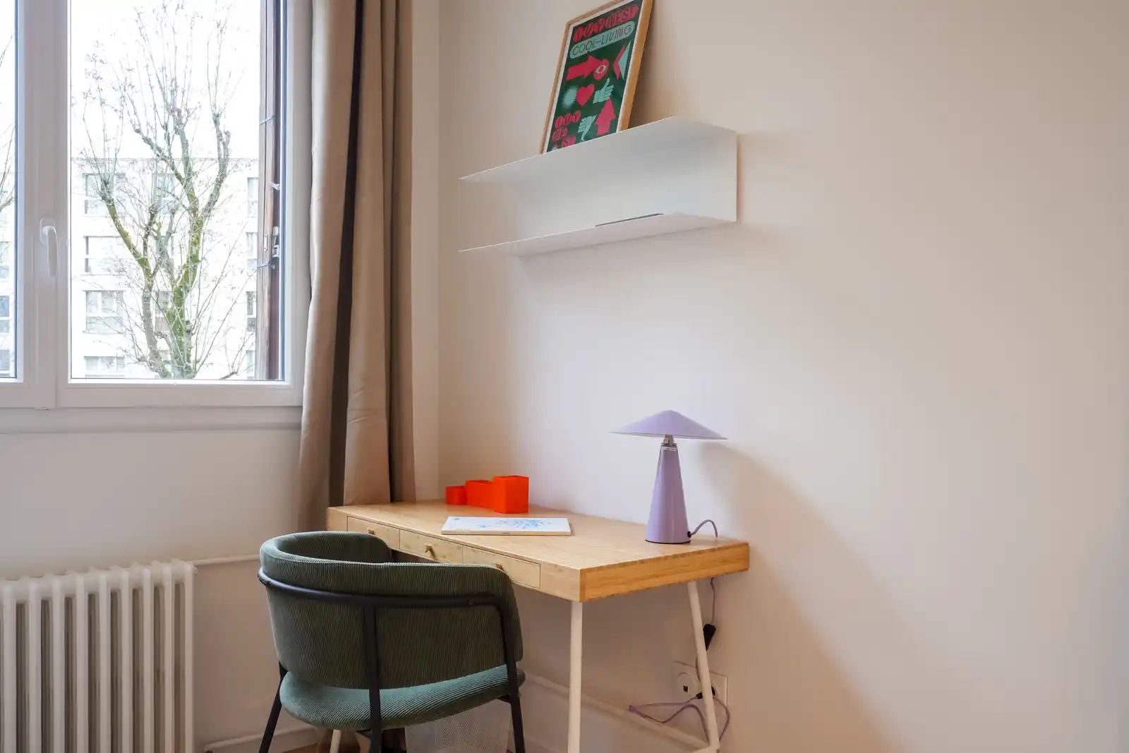 Bureau en bois clair près de la fenêtre avec radiateur en fonte — Maison Kremlin-Bicêtre, coliving IvyNest (Île-de-France)