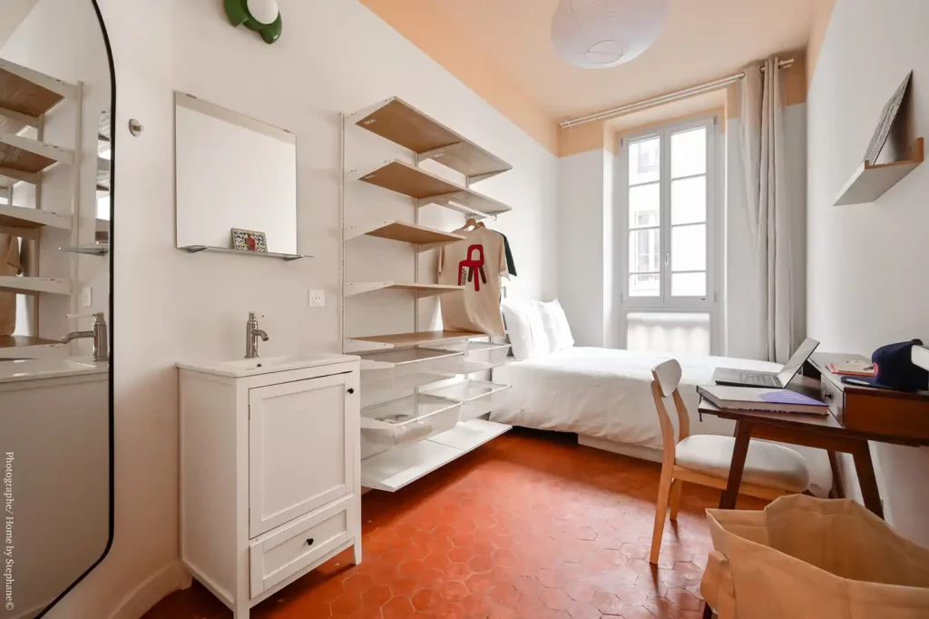 Chambre avec vasque, miroir, étagères ouvertes et bureau en bois — Maison Les Réformés, coliving IvyNest à Marseille