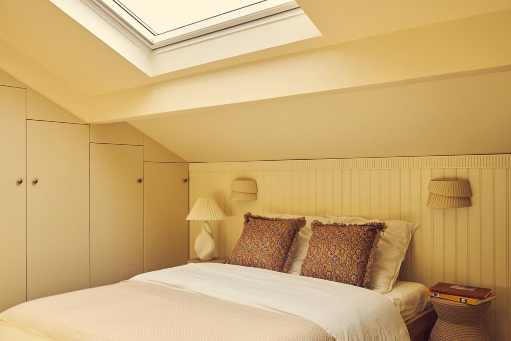 Chambre mansardée avec velux du coliving Paris Villejuif Fleurs