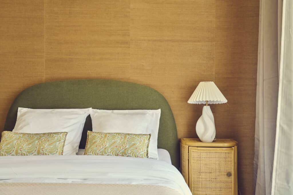 Chambre avec tête de lit verte du coliving Paris Villejuif Fleurs