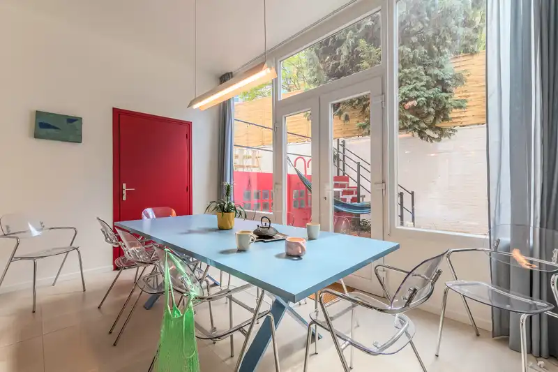 Salle à manger lumineuse avec porte-fenêtre ouvrant sur le patio — Maison 40 Solférino, coliving IvyNest à Lille Vauban