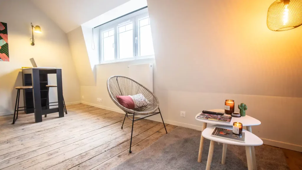 Chambre sous les combles avec fauteuil acapulco et bureau haut — Maison Le Quesne, coliving IvyNest à Marcq-en-Barœul