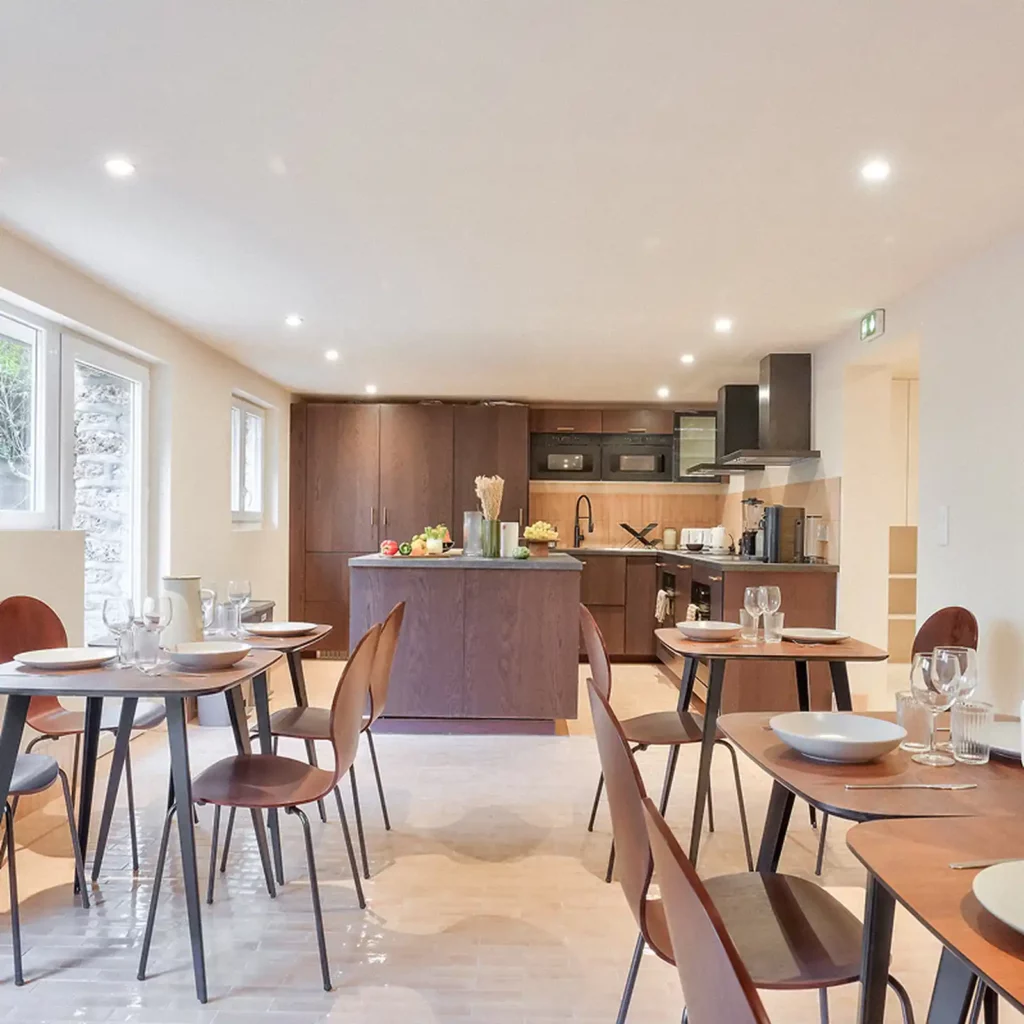 Cuisine en bois avec îlot et salle à manger — Maison Colombes, coliving IvyNest à Colombes (Île-de-France)