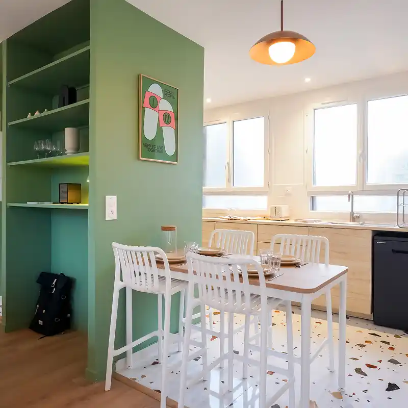 Cuisine avec étagères vertes, table haute et sol en terrazzo — Maison Kremlin-Bicêtre, coliving IvyNest (Île-de-France)