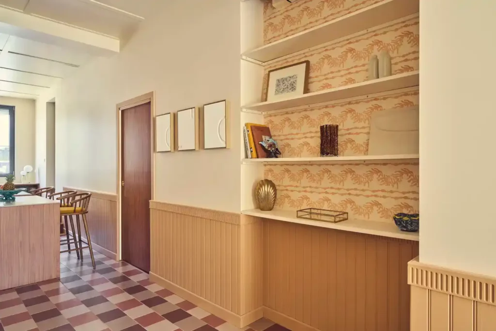 Couloir avec étagères, porte en bois et carrelage damier rose — Maison Villejuif Fleurs, coliving IvyNest à Villejuif