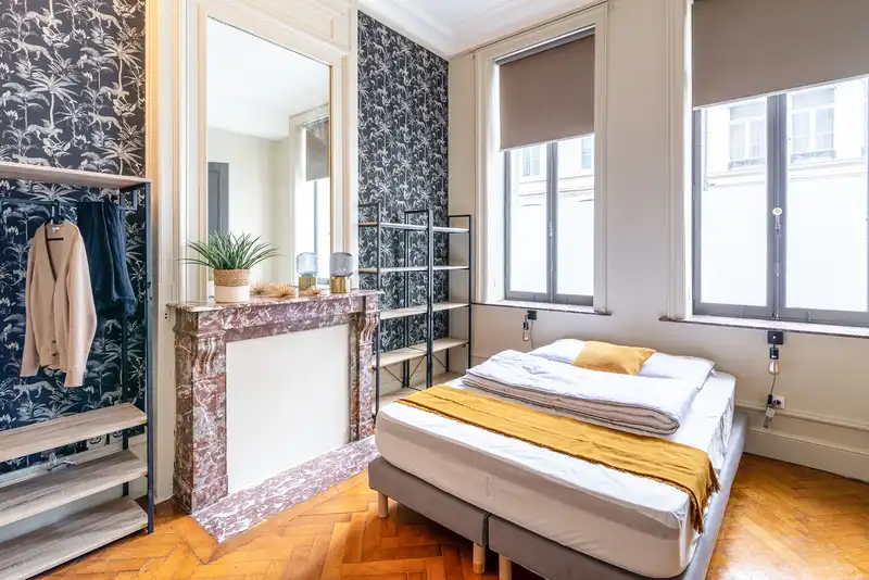 Chambre au papier peint à palmiers, lit double et plaid jaune — Maison Jeanne d'Arc, coliving IvyNest à Lille République