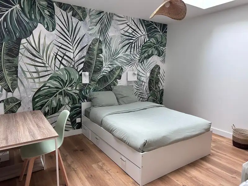 Chambre avec bureau, lit à tiroirs vert sauge et fresque de palmes — Maison 80 Caumartin, coliving IvyNest à Lille JB Lebas