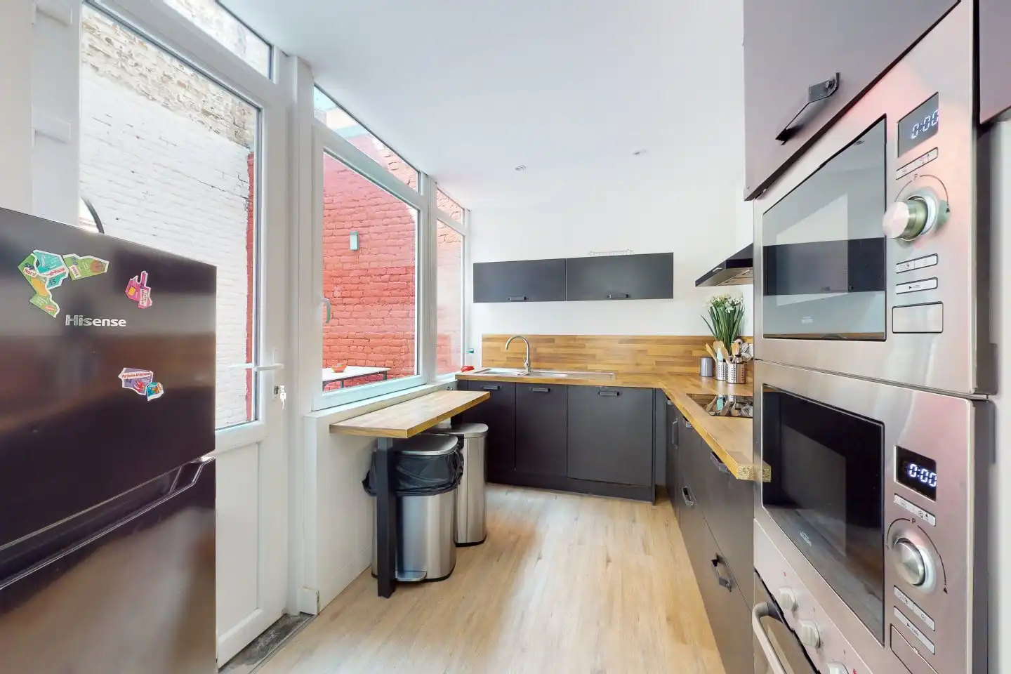 Cuisine avec fenêtres sur cour, four et micro-ondes encastrés — Maison Artois, coliving IvyNest à Lille JB Lebas