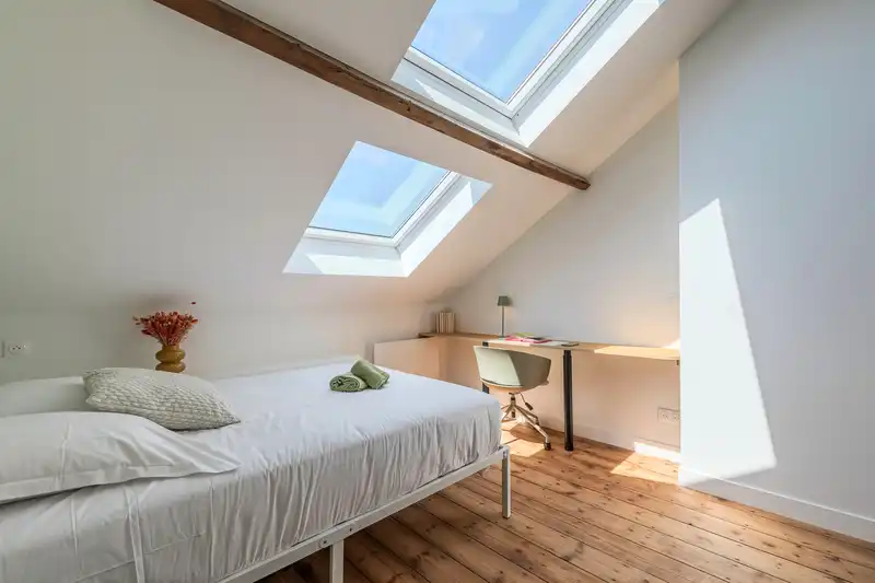 Chambre mansardée avec lit et bureau sous deux fenêtres de toit — Maison Douai, coliving IvyNest à Lille JB Lebas