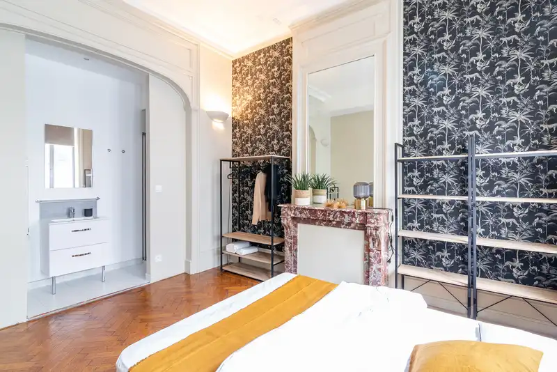 Chambre avec lit double, papier peint sombre et salle d'eau — Maison Jeanne d'Arc, coliving IvyNest à Lille République