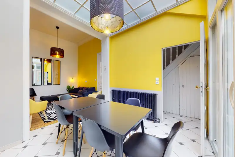Salle à manger avec tables noires, chaises grises et escalier — Maison 37 Bigo-Danel, coliving IvyNest à Lille Vauban