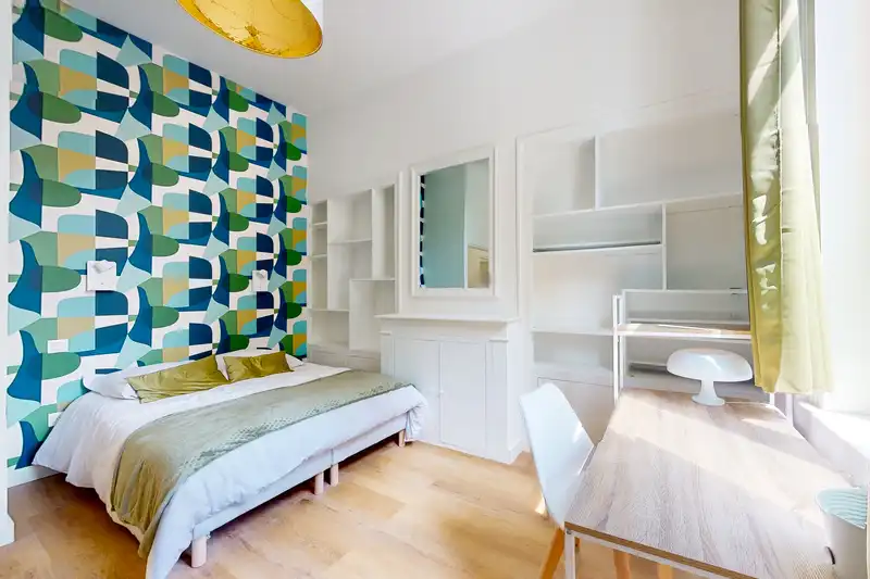 Chambre avec papier peint bleu et vert, lit double et bureau — Maison 39 Bigo-Danel, coliving IvyNest à Lille Vauban