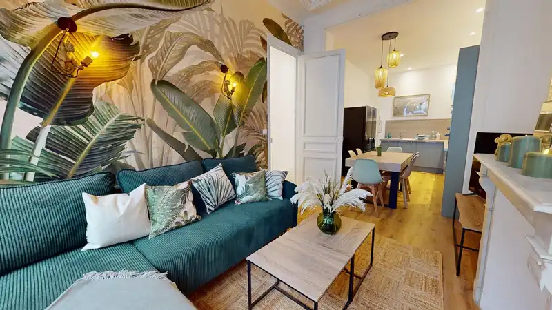 Salon avec canapé vert et papier peint feuilles de palmier — Maison 80 Caumartin, coliving IvyNest à Lille JB Lebas
