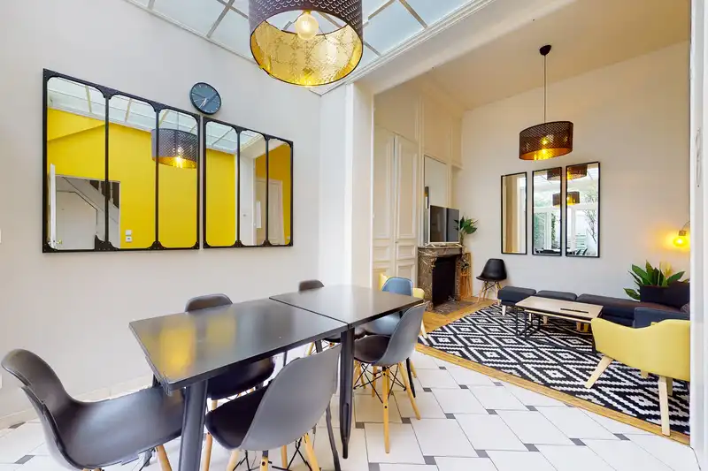 Salle à manger carrelée, table noire et miroirs en verrière — Maison 37 Bigo-Danel, coliving IvyNest à Lille Vauban