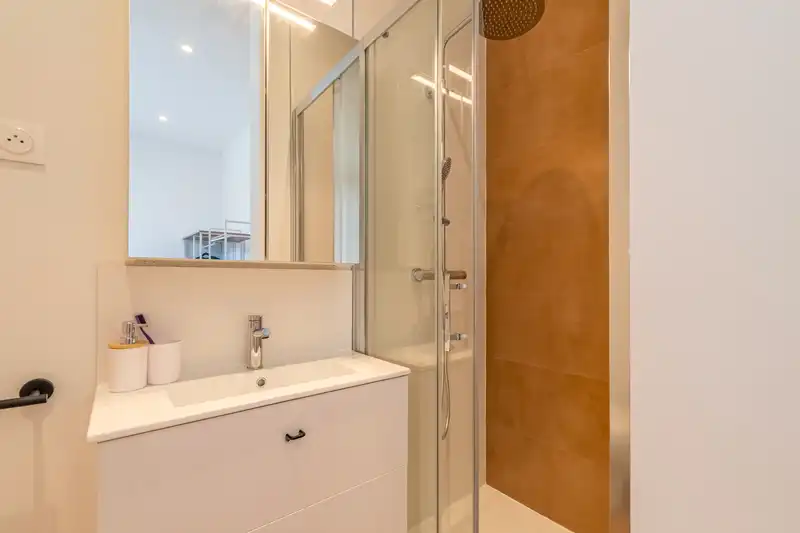 Salle de bain avec vasque blanche et douche en carrelage ocre — Maison Douai, coliving IvyNest à Lille JB Lebas