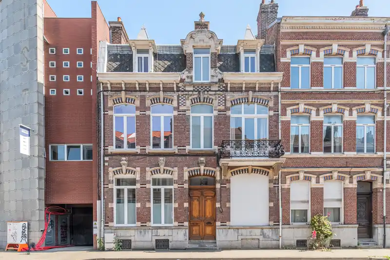 Façade en briques avec balcon en fer forgé et porte en bois — Maison 67 Roland, coliving IvyNest à Lille Vauban