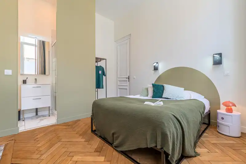 Chambre double au plaid vert, vue sur la salle d'eau attenante — Maison 67 Roland, coliving IvyNest à Lille Vauban