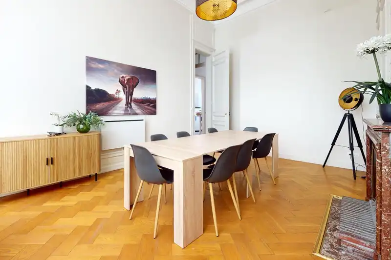 Salle à manger avec table en bois, chaises noires et parquet — Maison 251 Solférino, coliving IvyNest à Lille République