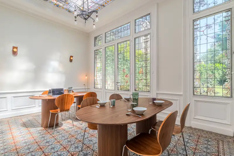 Salle à manger avec table ovale en bois, vitraux et carrelage ancien — Maison 67 Roland, coliving IvyNest à Lille Vauban