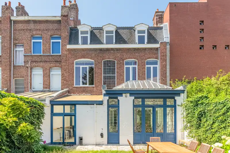 Façade arrière en briques, véranda aux boiseries bleues et jardin — Maison 67 Roland, coliving IvyNest à Lille Vauban