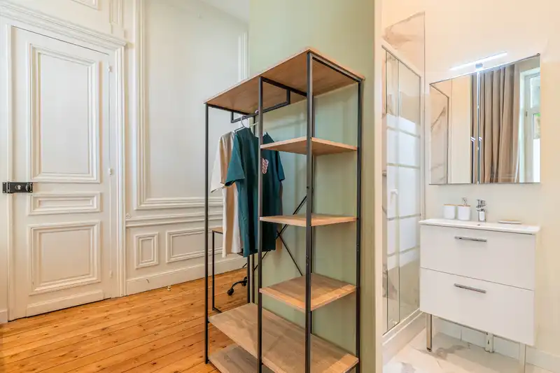 Chambre avec penderie métallique, boiseries blanches et salle d'eau — Maison Vauban, coliving IvyNest à Lille Vauban