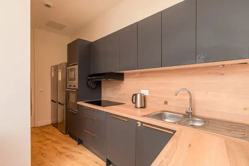 Cuisine équipée anthracite avec plan de travail en bois et frigo américain — Maison Vauban, coliving IvyNest à Lille Vauban