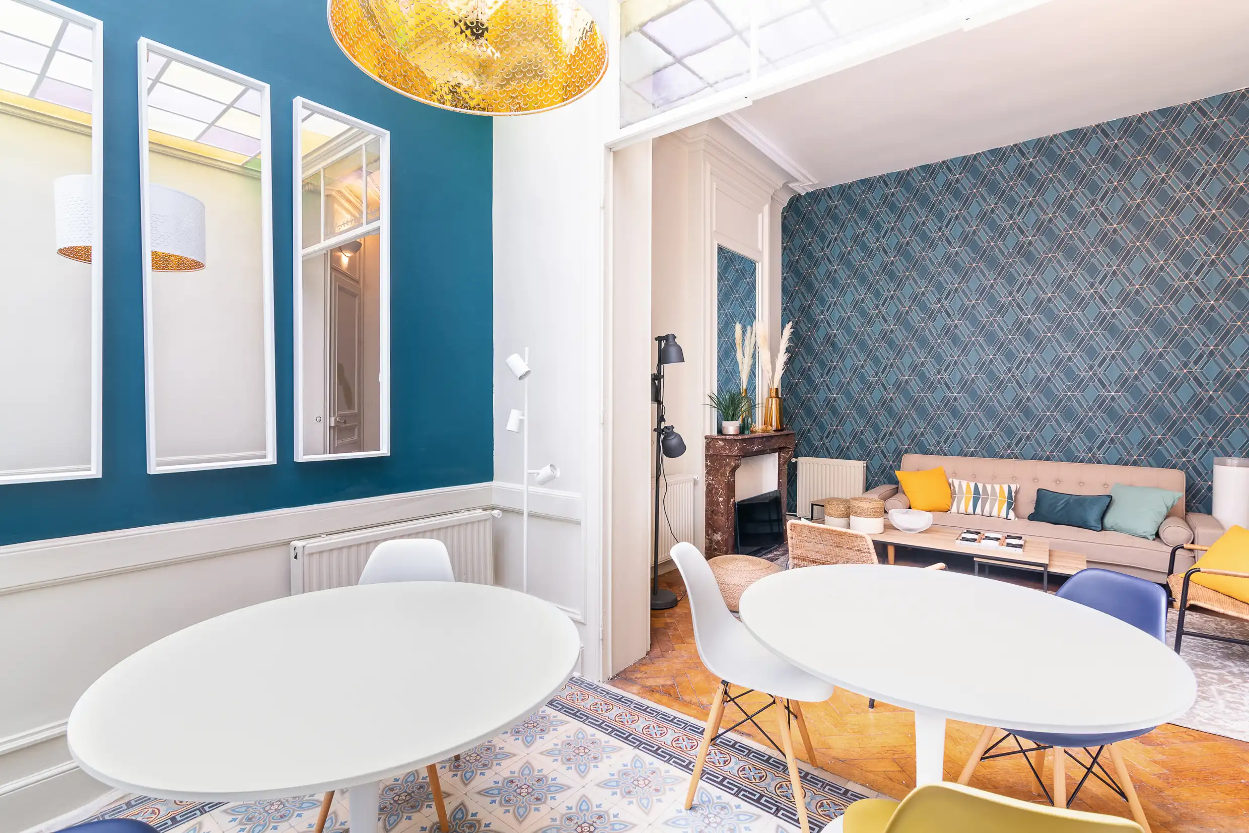 Séjour avec tables rondes, canapé et cheminée sous verrière — Maison Jeanne d'Arc, coliving IvyNest à Lille République