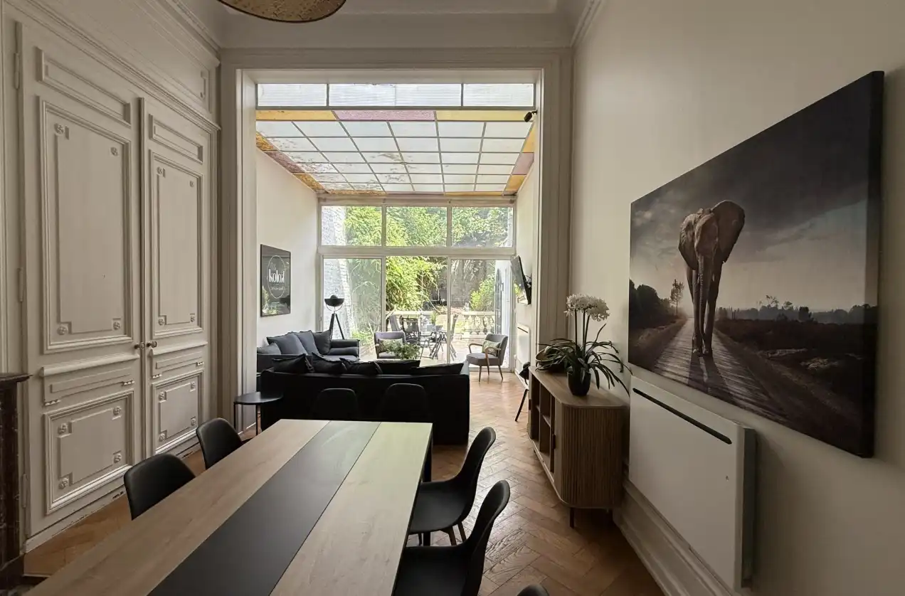 Salle à manger aux chaises noires, salon et véranda au fond — Maison 251 Solférino, coliving IvyNest à Lille République