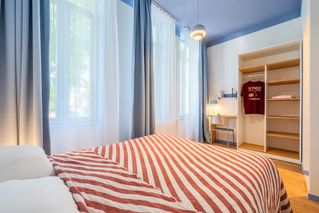 Chambre avec lit double et rangements, coliving Lille Saint-Michel