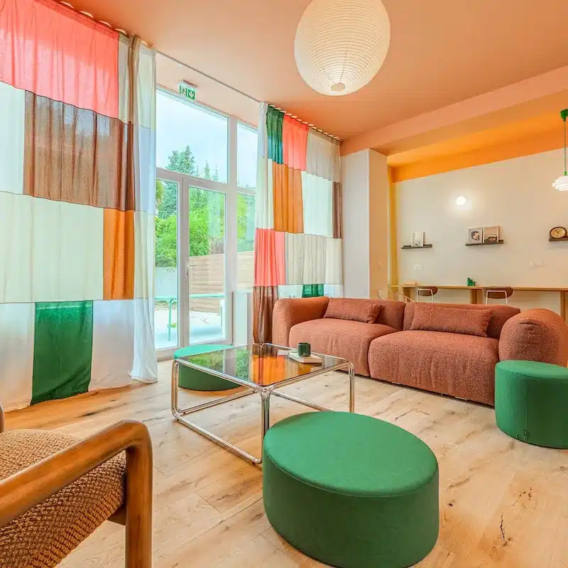 Salon lumineux du coliving Maison Bourgogne à Lille Vauban