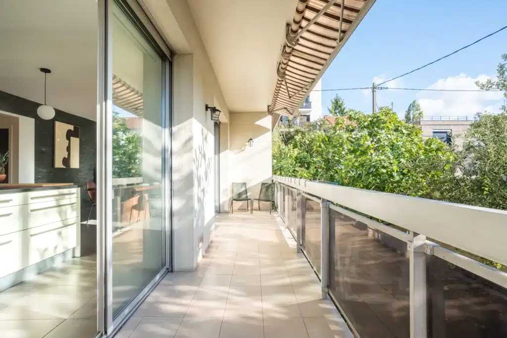 Balcon filant avec vue sur la verdure, coliving Paris Montreuil