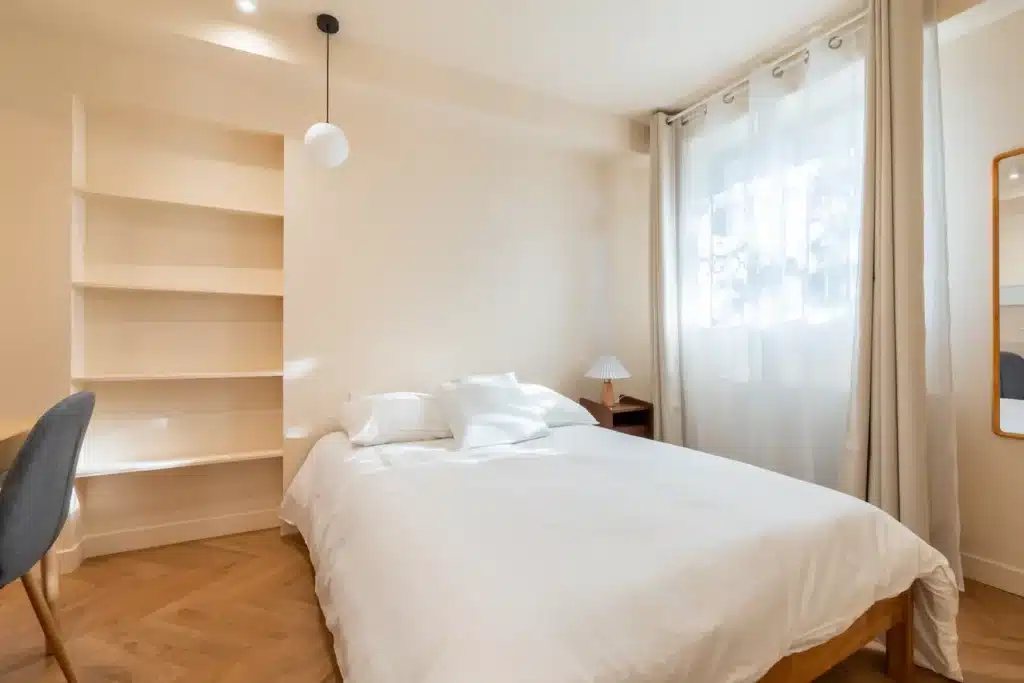 Chambre avec lit double et bureau, coliving Paris Montreuil