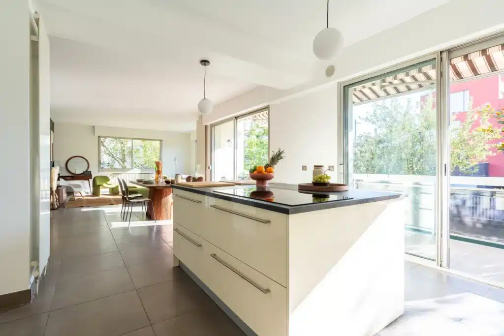 Cuisine ouverte avec îlot sur le séjour, coliving Paris Montreuil