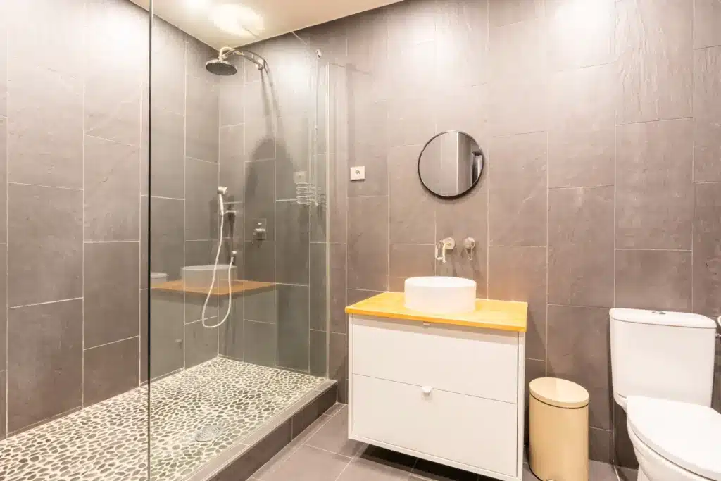 Salle de bain avec douche à l'italienne, coliving Paris Montreuil