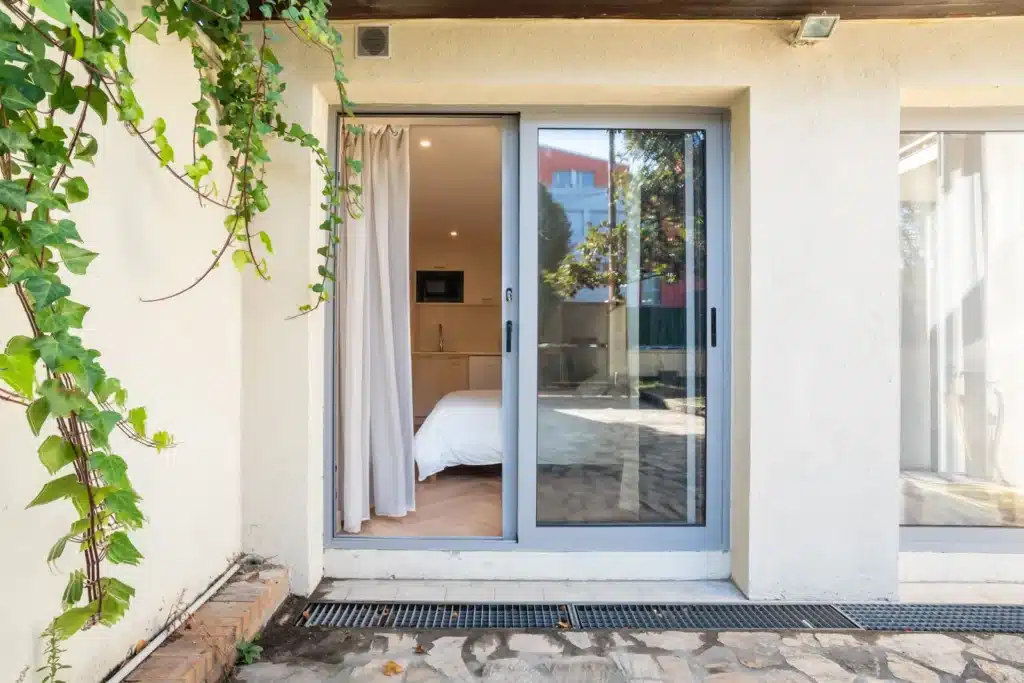 Studio indépendant ouvert sur une terrasse végétalisée, Montreuil